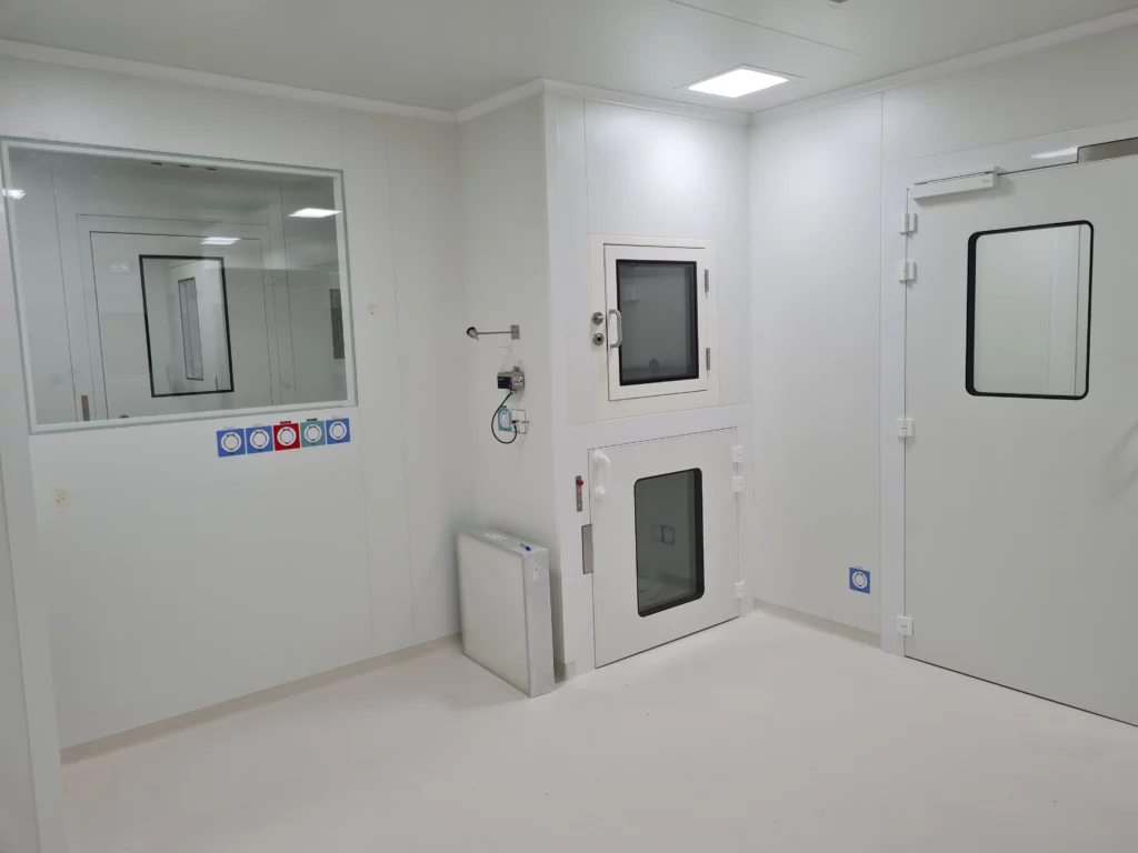 Cloisons salle blanche Lab'Tech — sas de transfert et connecteurs fluides intégrés aux panneaux