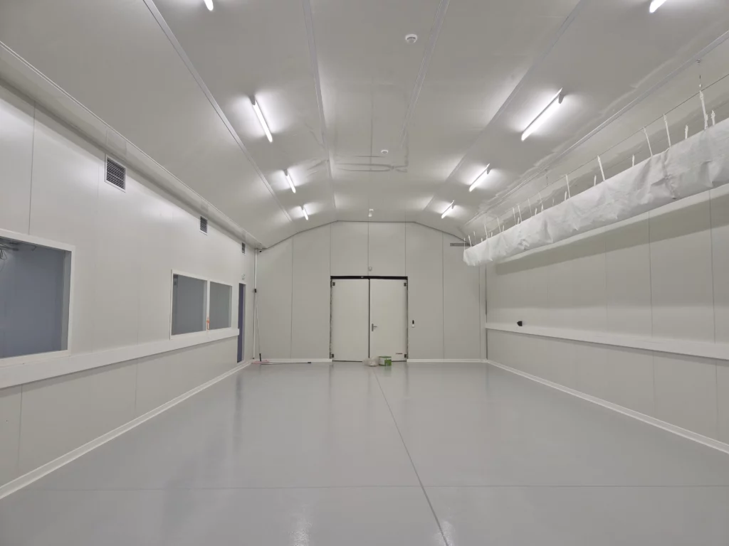 Salle blanche Lab'Tech — plafond en panneaux sandwich adapté à une voûte existante